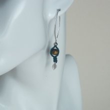 Paire de boucles d'oreilles en micro-macramé vertes avec une perle oeil de tigre
