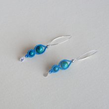 Paire de boucles d'oreilles en micro-macramé bleu turquoise avec deux chrysocolles