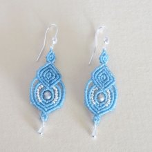 Boucles d'oreilles bleu clair en micro-macramé avec crochets en argent 925