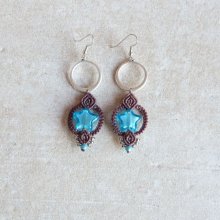 Boucles d'oreilles  en micro-macramé marron chocolat/bleu Etoile en verre de Murano