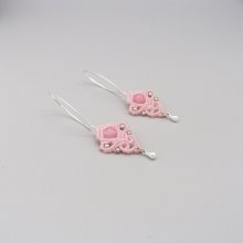 Boucles d'oreilles  en micro-macramé roses avec une perle en pierre gemme rose