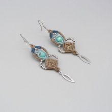 Boucles d'oreilles en micro-macramé couleur beige, bleu
