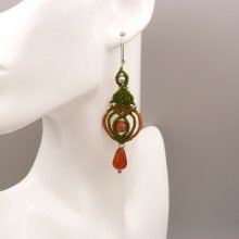 Boucles d'oreilles  en micro-macramé tons vert et caramel avec des perles en cornaline