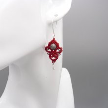 Boucles d'oreilles en micro-macramé rouges avec une perle en pierre gemme grise