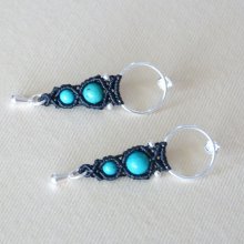 Paire de boucles d'oreilles en micro-macramé noires avec crochet en argent et des perles turquoises