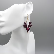 Boucles d'oreilles  en micro-macramé couleur groseille avec oeil de tigre teinté