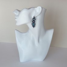 Paire de boucles d'oreilles en micro-macramé grises et bleues avec un clou d'oreille en argent 925