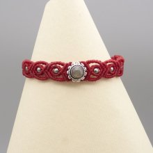 Bracelet en micro-macramé rouge avec une labradorite sertie de métal