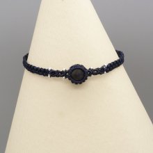 Bracelet fin en micro-macramé bleu nuit