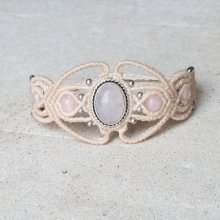 Bracelet en micro-macramé blanc cassé avec une pierre sertie quartz rose