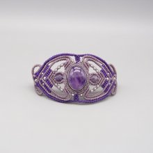 Bracelet en micro-macramé violet avec une améthyste sertie