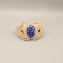 Bracelet en micro-macramé beige clair avec un lapis lazuli