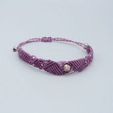 Bracelet en micro-macramé prune avec une perle gemme jaspe impérial bleu violet