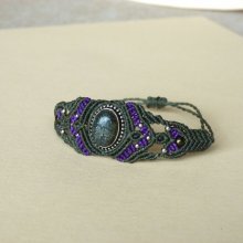 Bracelet en micro-macramé vert avec une pierre sertie de métal