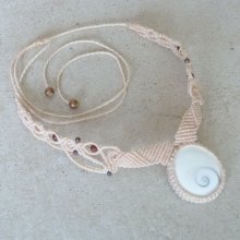 Collier en micro-macramé beige avec un oeil de Sainte Lucie