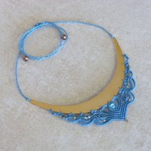 Collier avec intercalaire en micro-macramé bleu turquoise