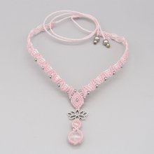 Collier rose en micro-macramé avec deux perles en quartz 