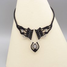 Collier noir en micro-macramé  avec une labradorite sertie