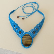Collier bleu turquoise en micro-macramé avec un cabochon en pierre naturelle, l'oeil de tigre 