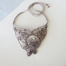 Collier ton brun en micro-macramé avec un cabochon en bois de palmier fossilisé