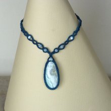 collier en micro-macramé bleu canard avec une jaspe larsonite