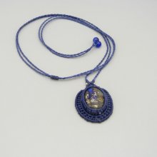 Collier bleu foncé en micro-macramé avec un cabochon en pierre
