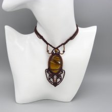 Collier marron en micro-macramé avec un cabochon oeil de tigre