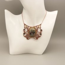 Collier en  micro-macramé couleur taupe avec une jaspe