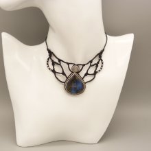 Collier noir en micro-macramé  avec une labradorite sertie