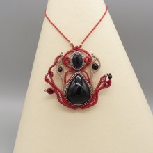 Sautoir en micro-macramé rouge avec une pierre onyx noire sertie de métal