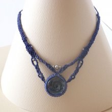 Collier en micro-macramé bleu foncé avec un pendentif en verre artisanal