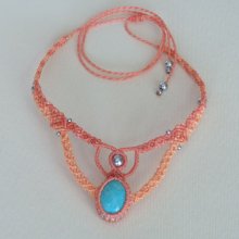 Collier en micro-macramé ton pêche avec un cabochon en verre artisanal bleu turquoise