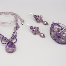 Parure collier, bracelet,boucles d'oreilles en micro-macramé ton violet avec des améthystes