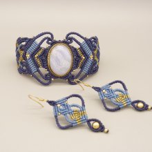 Parure  manchette et boucles d'oreilles en micro-macramé couleur bleue