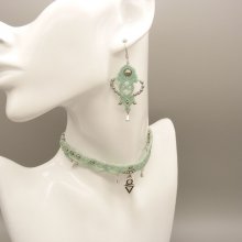 Parure ras-de-cou et boucles d'oreilles en micro-macramé couleur vert menthe à l'eau