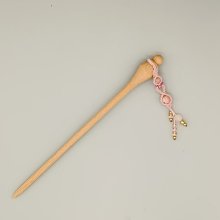 pic à cheveux avec ornement en micro-macramé