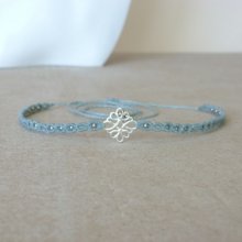 Collier ras-du-cou en micro-macramé bleu clair avec un intercalaire en argent 925