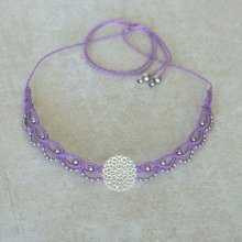 Collier ras-du-cou en micro-macramé violet avec un intercalaire ajouré en acier inoxydable
