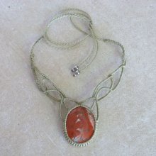 Collier vert en micro-macramé avec en pièce centrale une pierre naturelle, la jaspe rouge