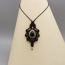 collier noir en micro-macramé avec une obsidienne sertie de métal doré