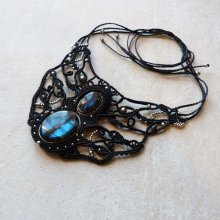 collier noir en micro-macramé avec labradorites serties