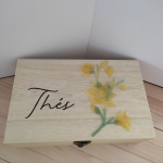 Grande Boîte en bois, décoration artisanale, gravée et accessoire fleurie en résine époxy. Box de rangements thés ou infusions, décoration d'intérieur.