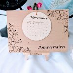 Calendrier des anniversaires en bois gravé, sur chevalet bois