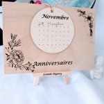Calendrier des anniversaires en bois gravé, sur chevalet bois