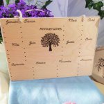 Calendrier pour anniversaires en bois gravé. Travail artisanal