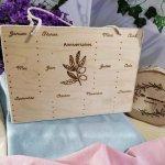 Calendrier pour anniversaires en bois gravé. Travail artisanal