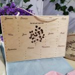 Calendrier pour anniversaires en bois gravé. Travail artisanal