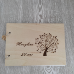 Livre d'or 'Anniversaire' en bois gravé et personnalisable. Modèles au choix. Travail artisanal