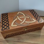 Boîte en bois marqueterie artisanale en placage bois, reliefs pyrogravés d'inspiration 'Celtes'