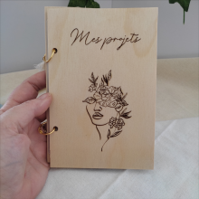 Carnet budget loisirs en bois gravé
